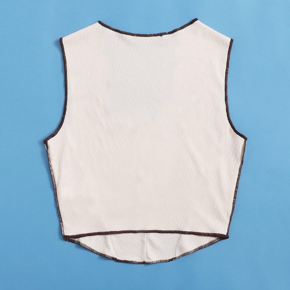 This fun crop shirt - Picture 2 of 5